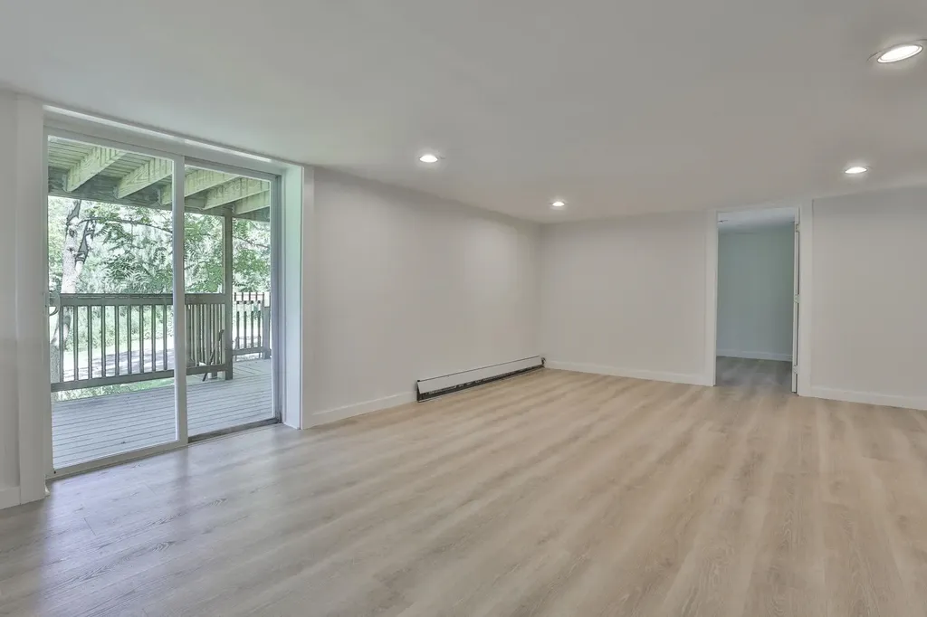 14 Chester Road Derry NH 03038