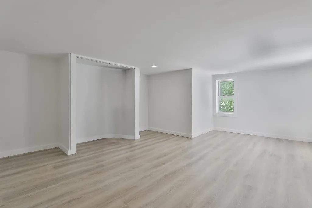 14 Chester Road Derry NH 03038