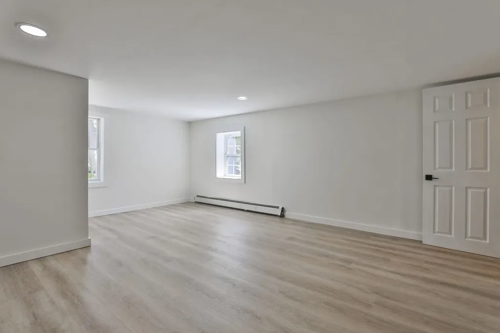 14 Chester Road Derry NH 03038