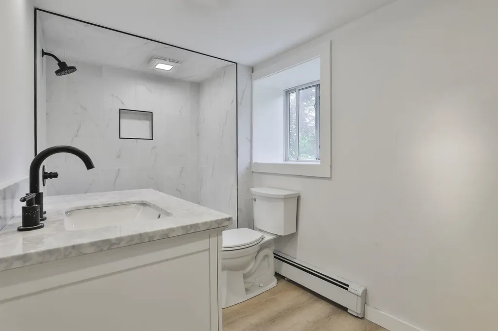 14 Chester Road Derry NH 03038