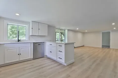 14 Chester Road Derry NH 03038