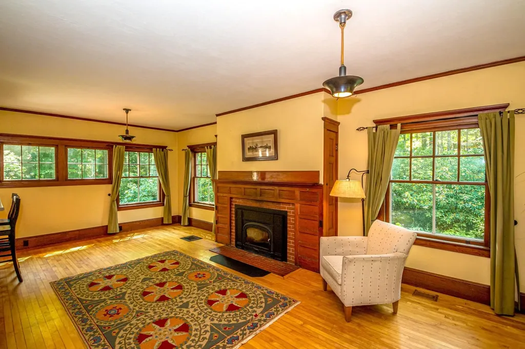 44 Neighbors Row Conway NH 03860