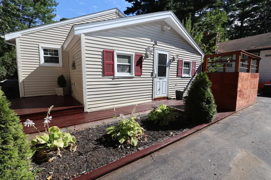 8 Maple Street Kingston NH 03848