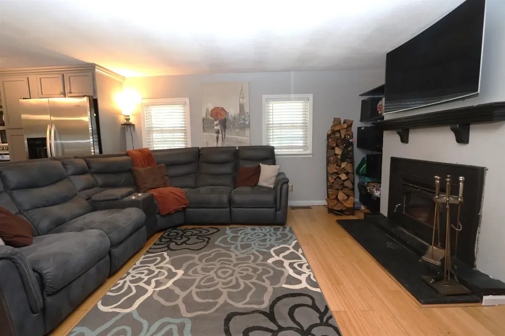 8 Maple Street Kingston NH 03848