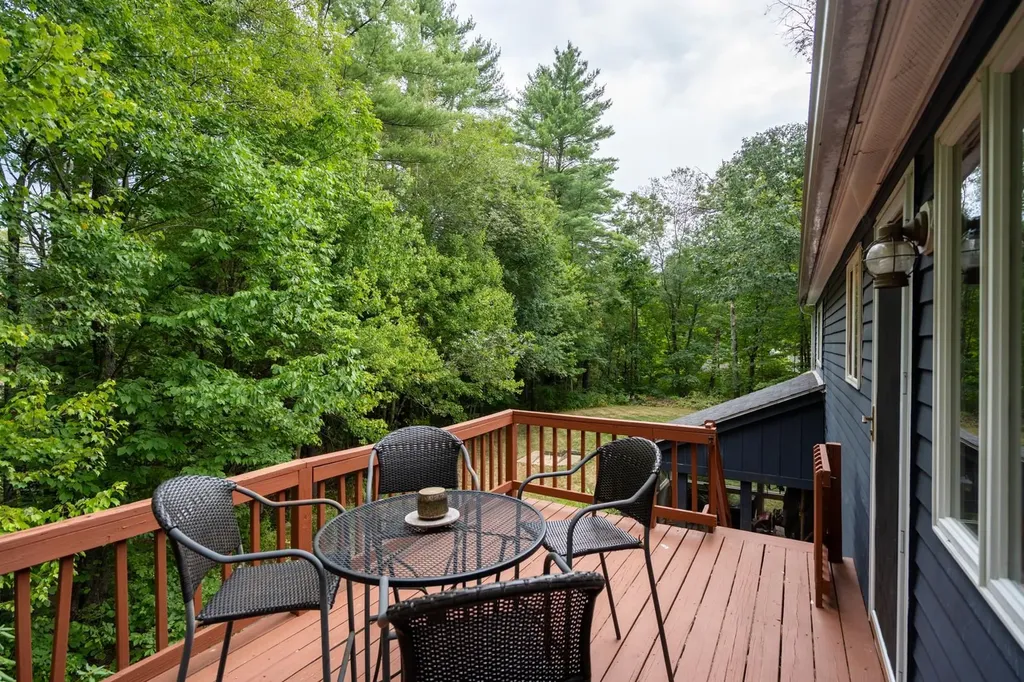 12 Cherokee Drive Epping NH 03042