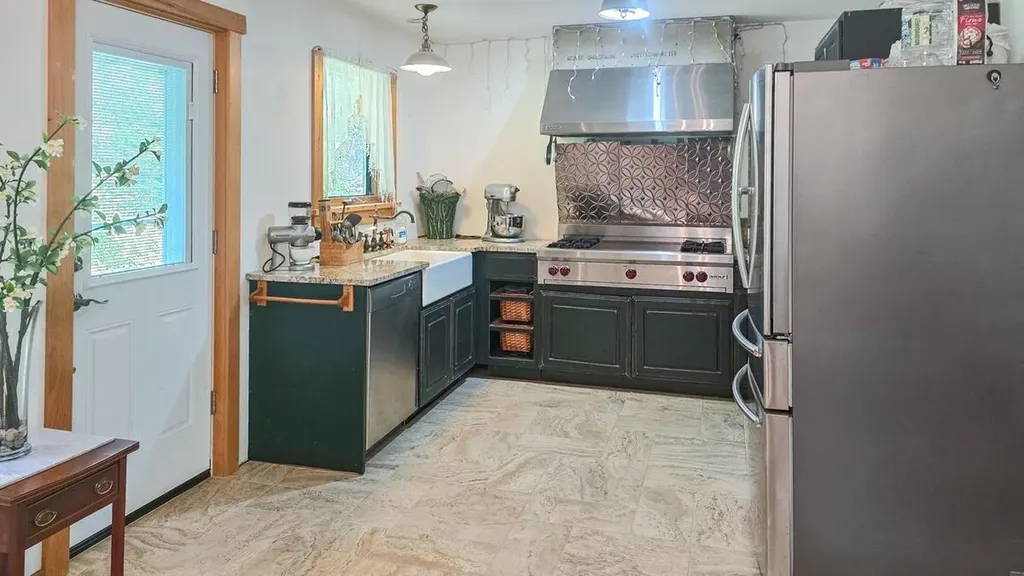 60 Fletcher Lane Hartford VT 05059