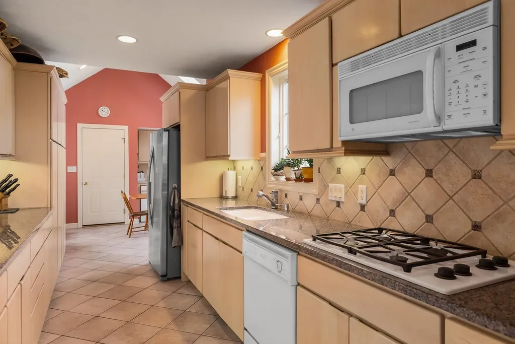 39 Old Bay Road New Castle NH 03854