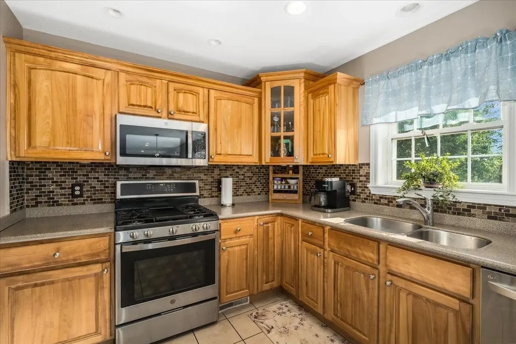 22 Treetop Lane Manchester NH 03102