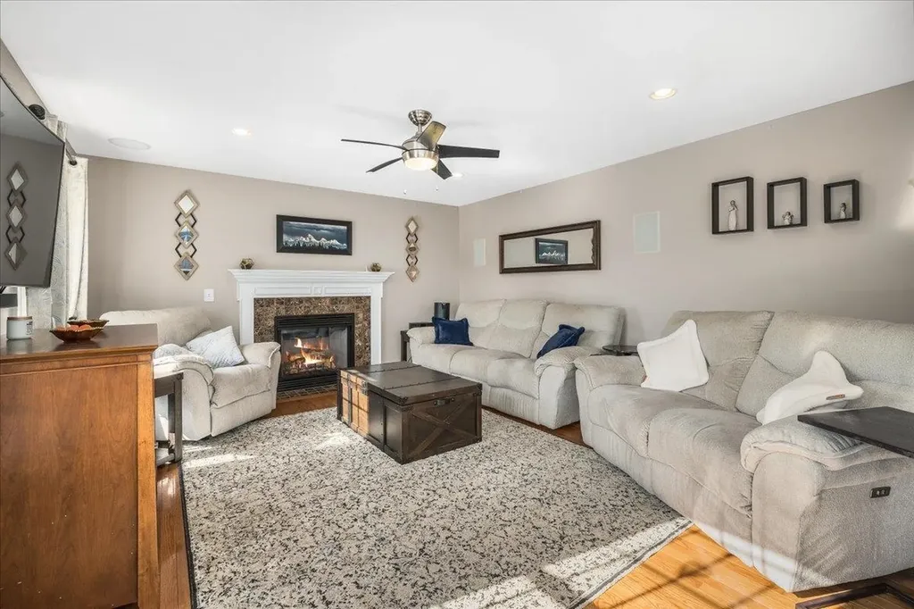 22 Treetop Lane Manchester NH 03102