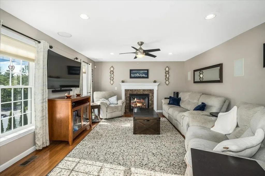 22 Treetop Lane Manchester NH 03102