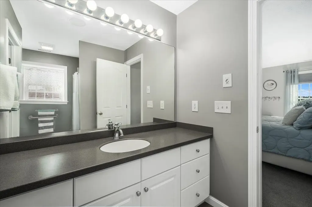 22 Treetop Lane Manchester NH 03102