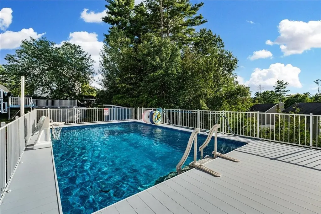 22 Treetop Lane Manchester NH 03102