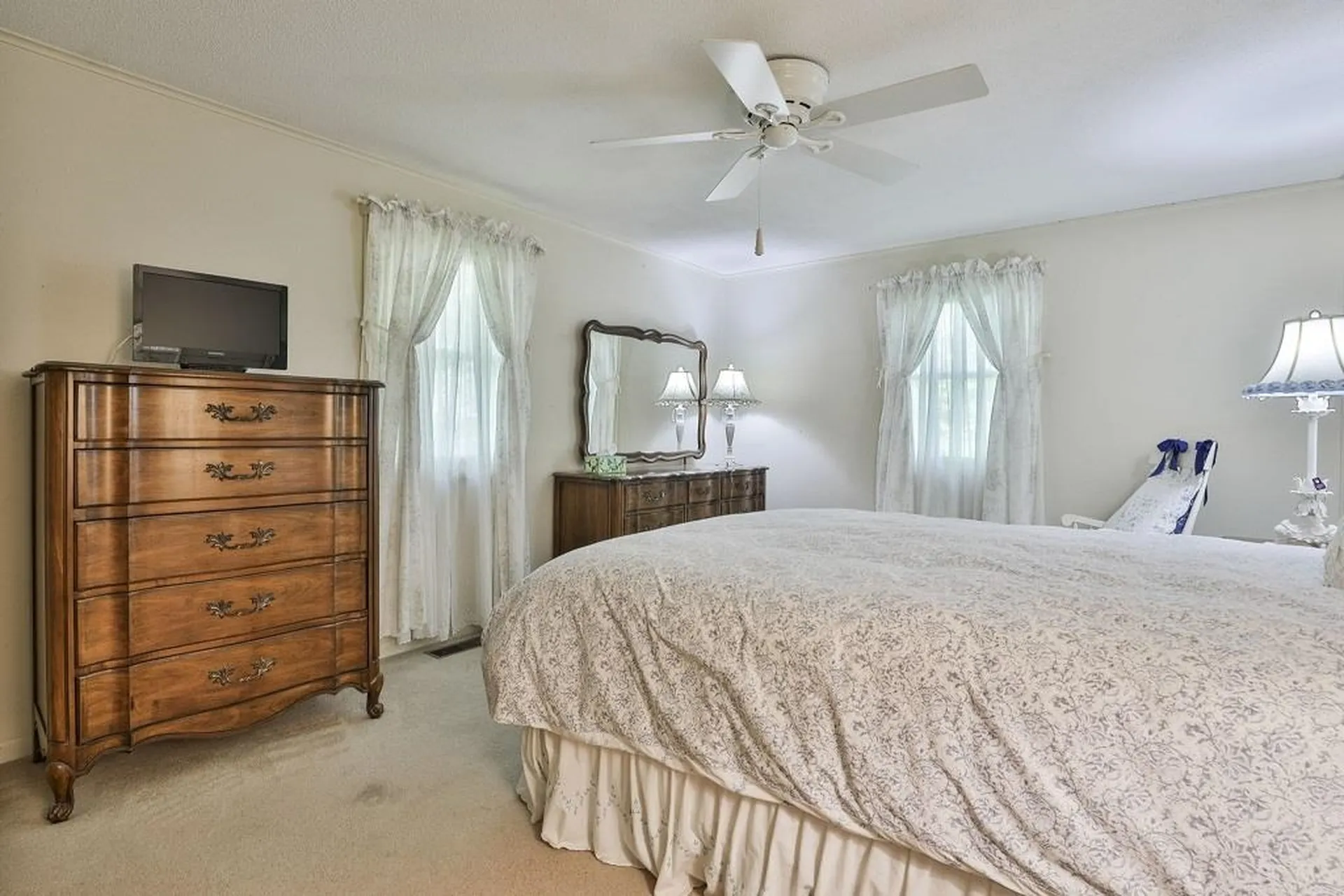 12 Harris Street Nashua NH 03060