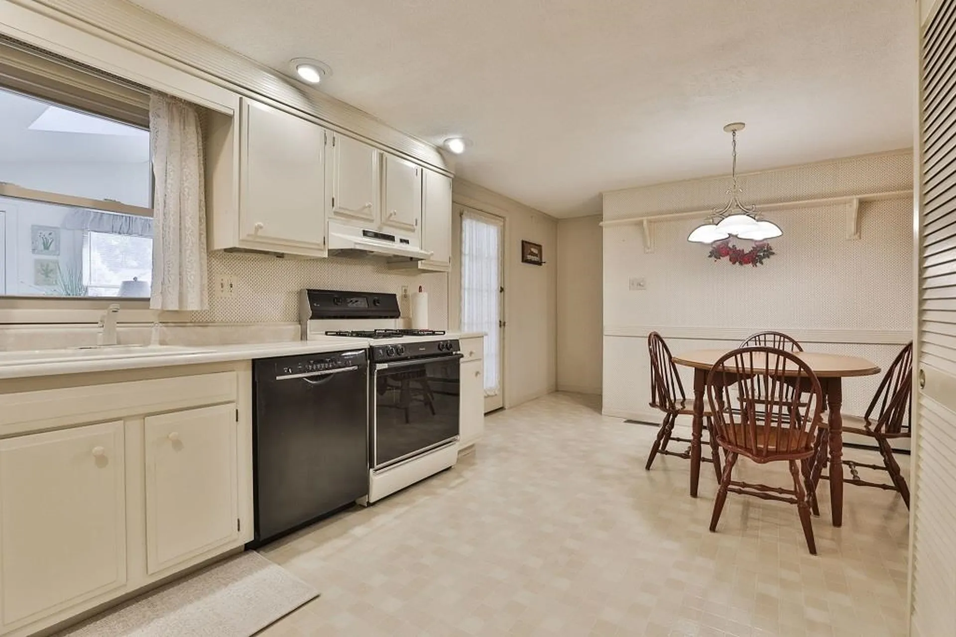 12 Harris Street Nashua NH 03060