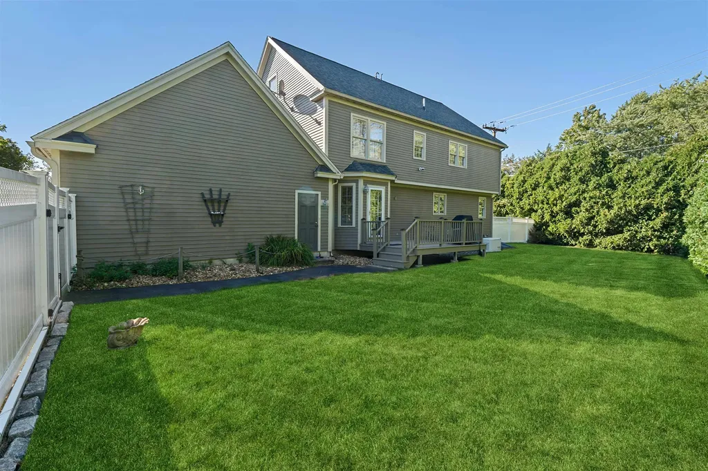 3 Playhouse Circle Hampton NH 03842