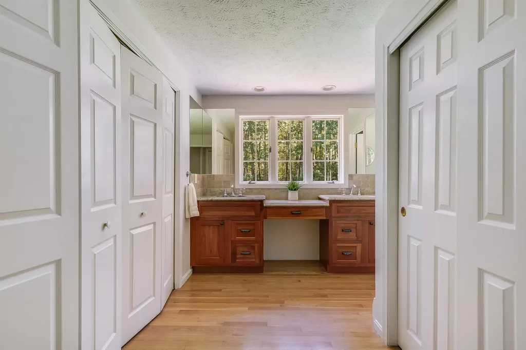 12 Crestwood Court Amherst NH 03031