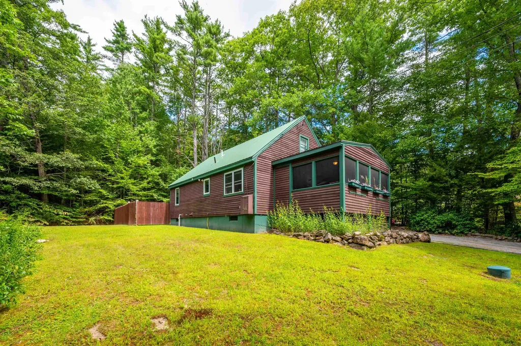 13 Twin Oaks Road Sutton NH 03221