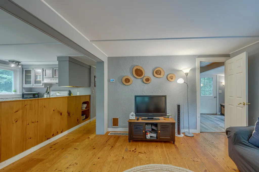 13 Twin Oaks Road Sutton NH 03221
