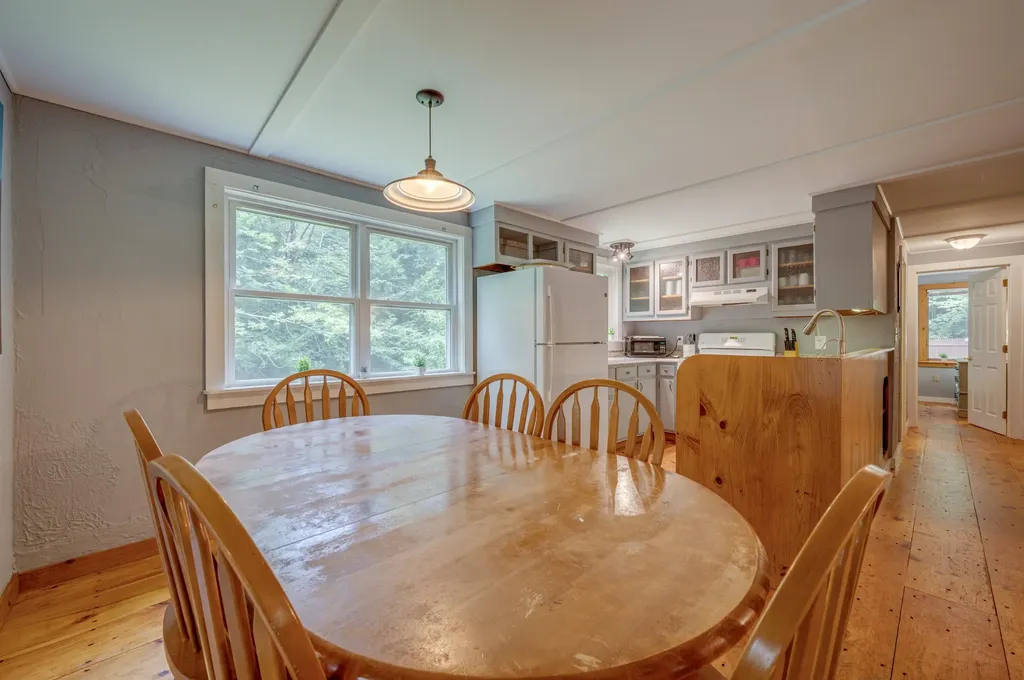 13 Twin Oaks Road Sutton NH 03221