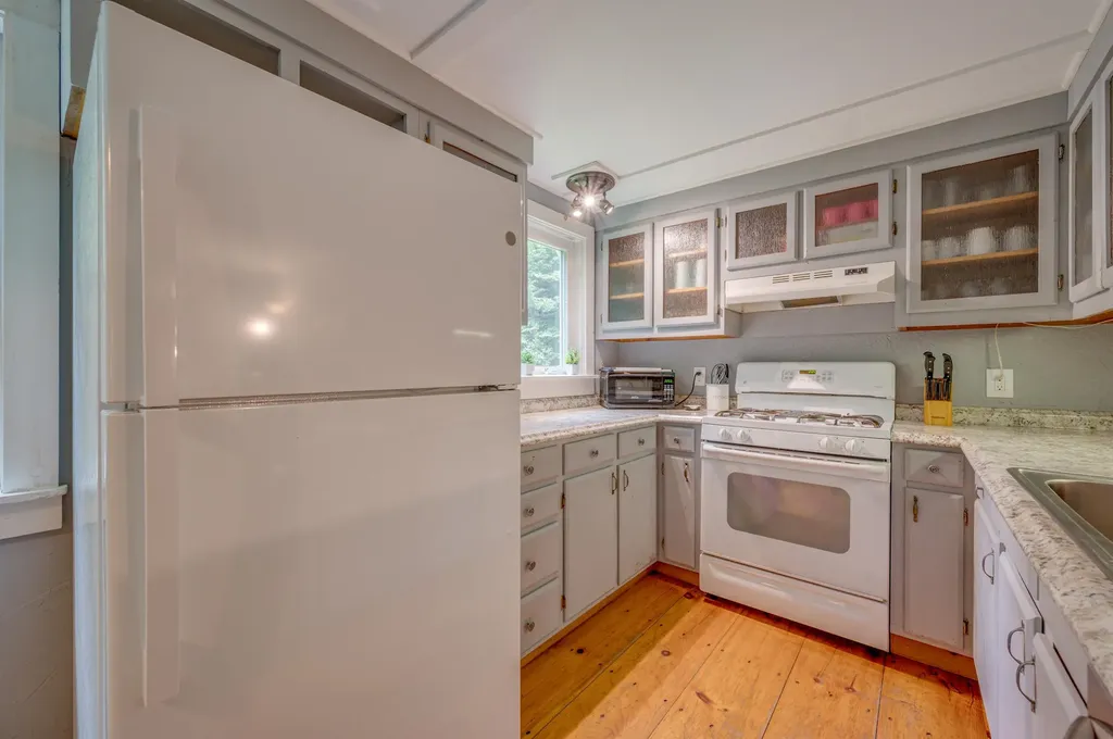 13 Twin Oaks Road Sutton NH 03221