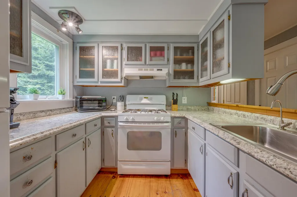 13 Twin Oaks Road Sutton NH 03221