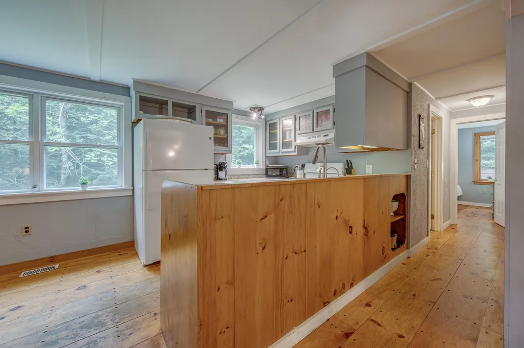 13 Twin Oaks Road Sutton NH 03221