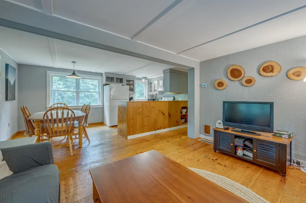 13 Twin Oaks Road Sutton NH 03221