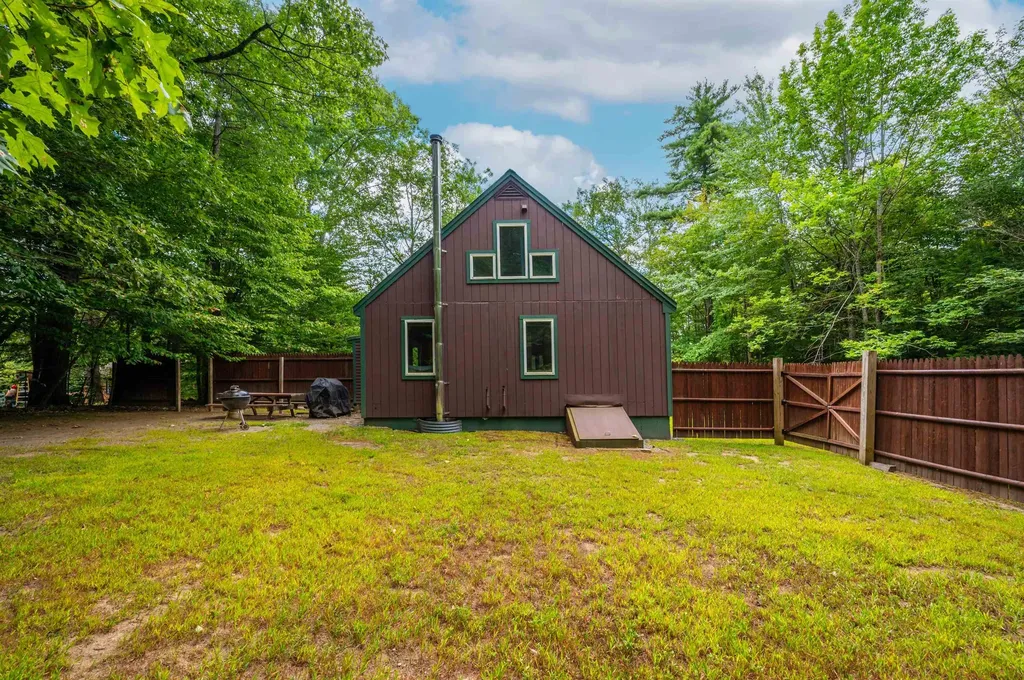 13 Twin Oaks Road Sutton NH 03221