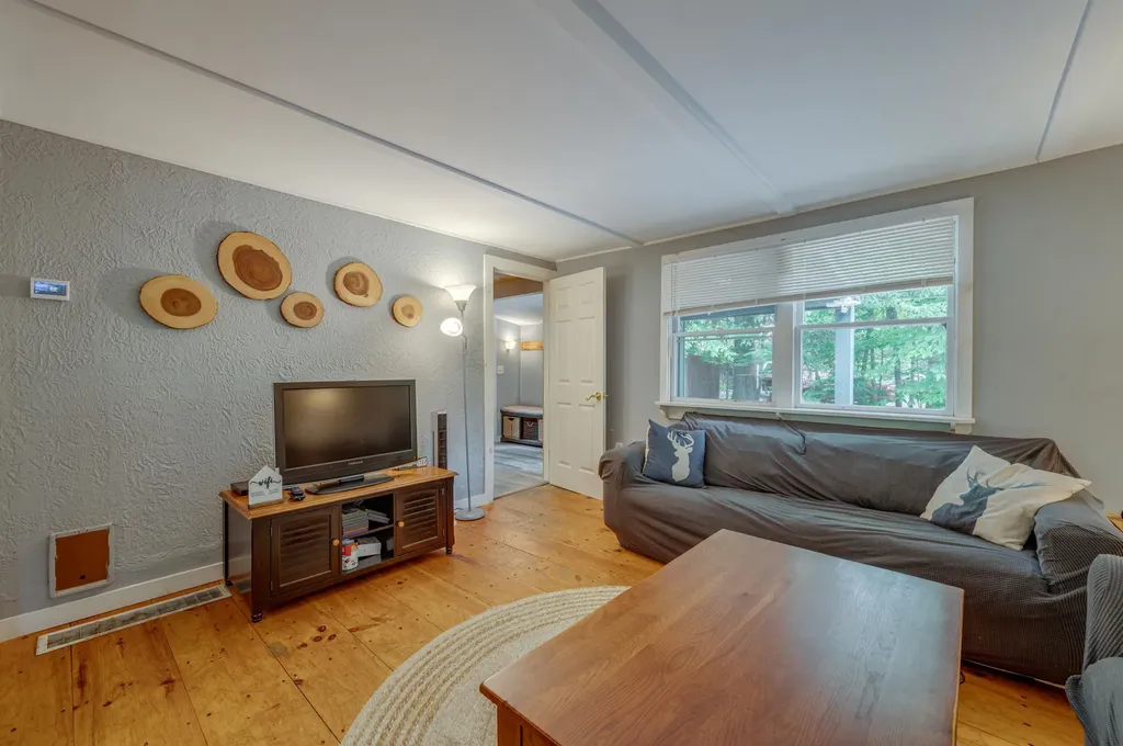 13 Twin Oaks Road Sutton NH 03221