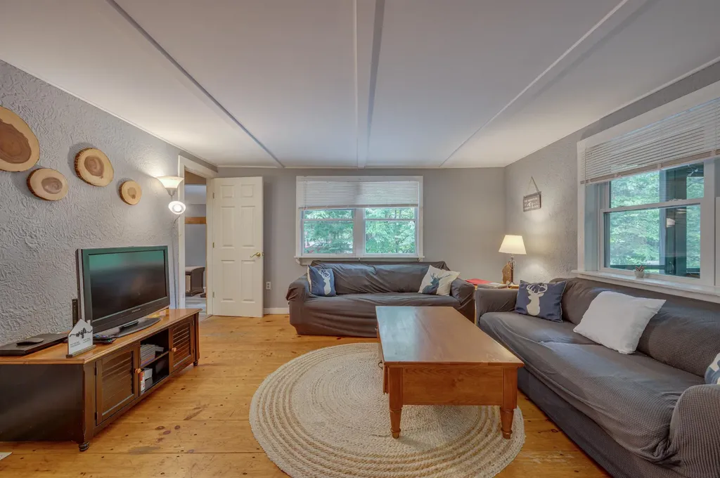 13 Twin Oaks Road Sutton NH 03221