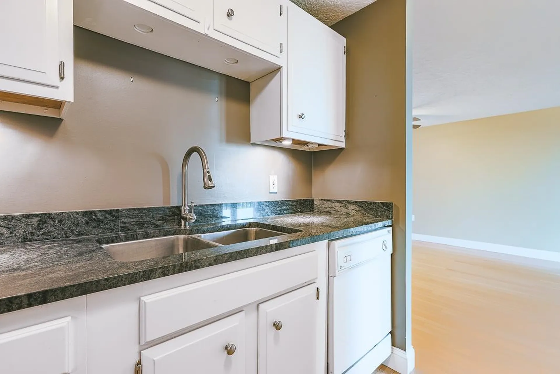 55 River Road Manchester NH 03104