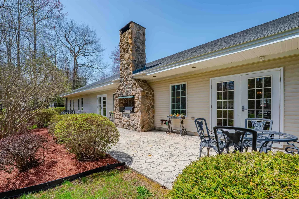 10 York Court Rochester NH 03868