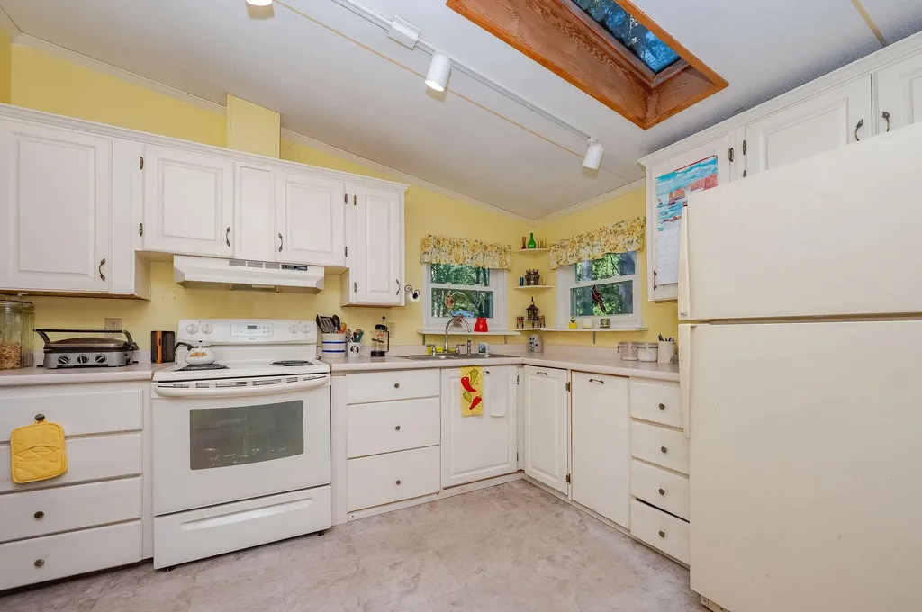 10 York Court Rochester NH 03868