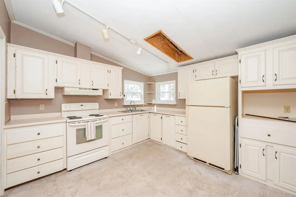 10 York Court Rochester NH 03868