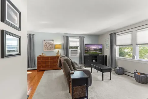 17 Bennett Way Newmarket NH 03857