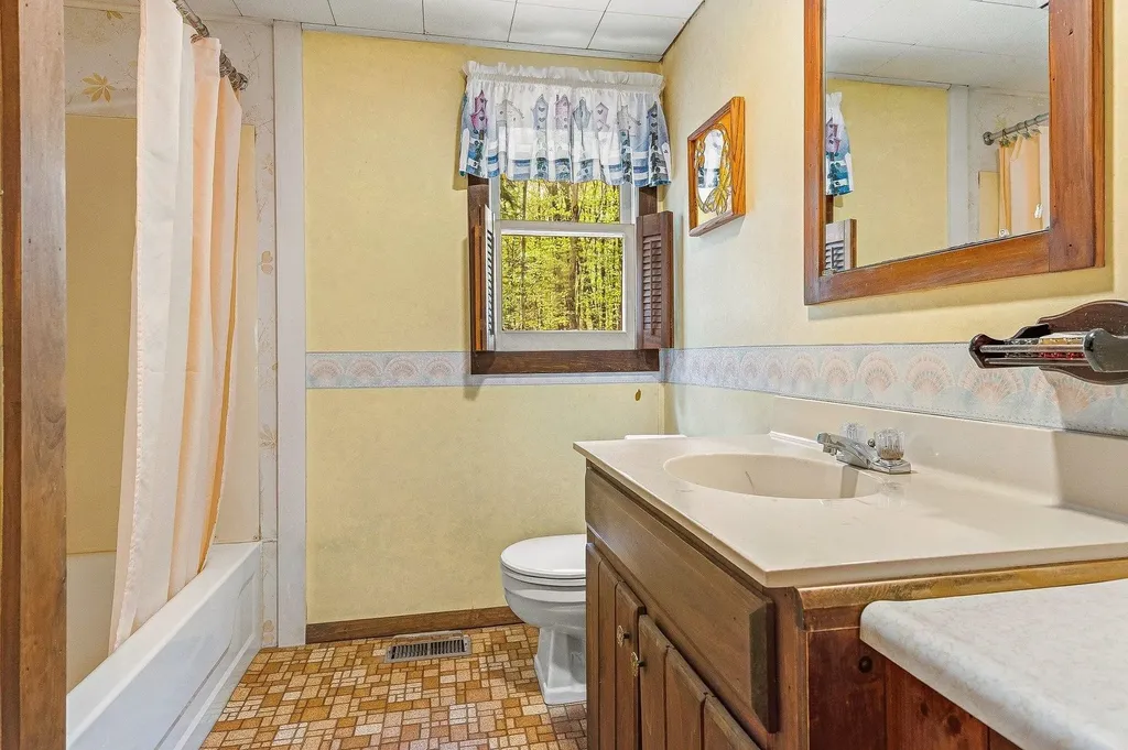 25 Brewster Hill Road Tamworth NH 03886