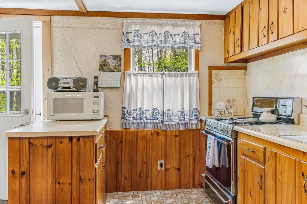 25 Brewster Hill Road Tamworth NH 03886