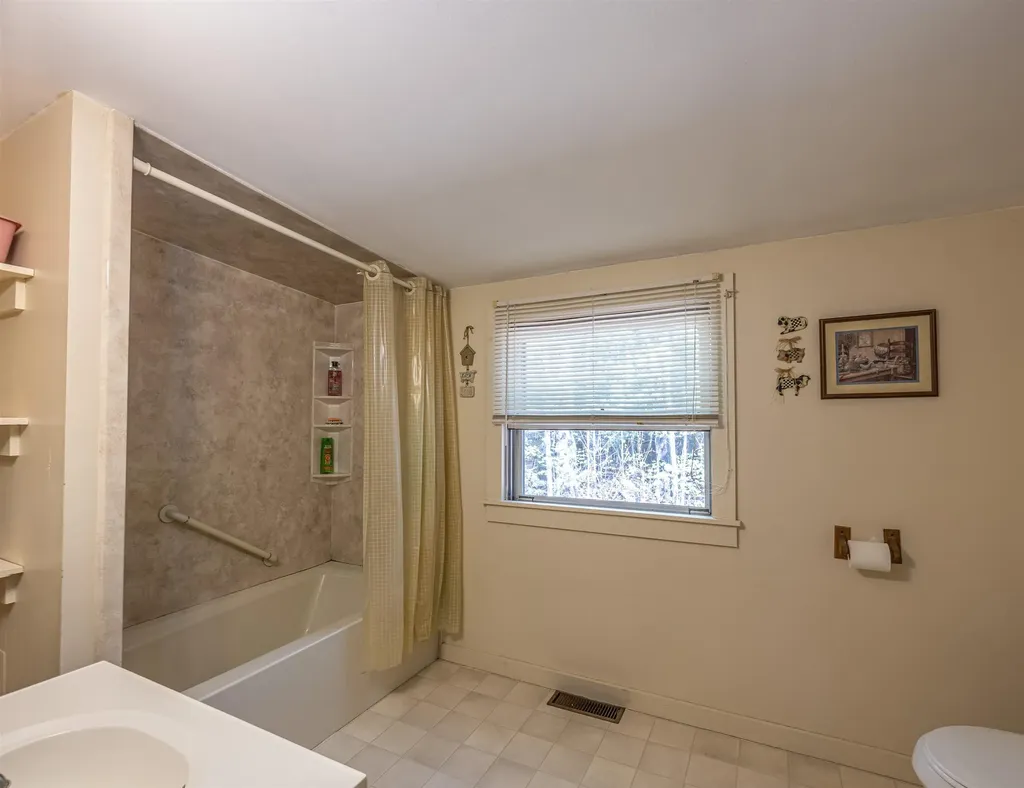 5 Twin Oaks Road Sutton NH 03221