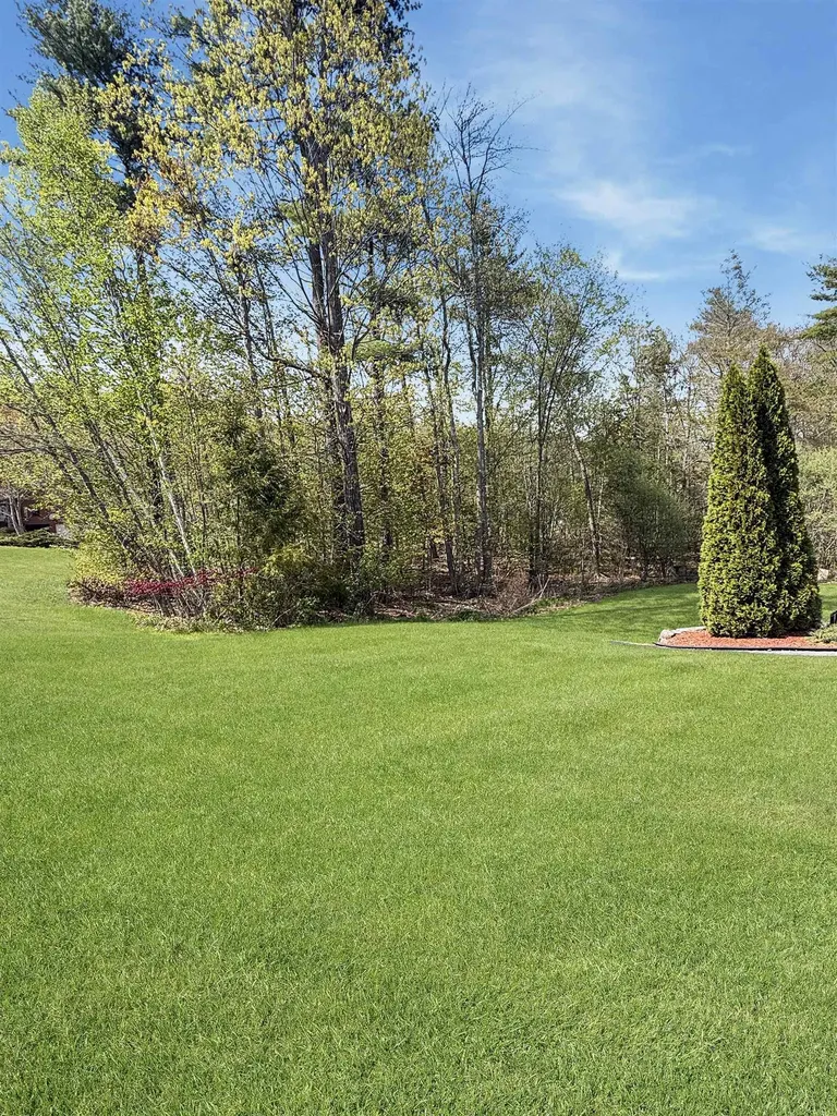 87 Pilgrim Circle Hampstead NH 03826