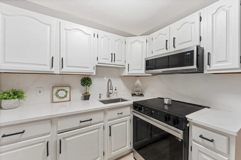4 Brook Road Salem NH 03079