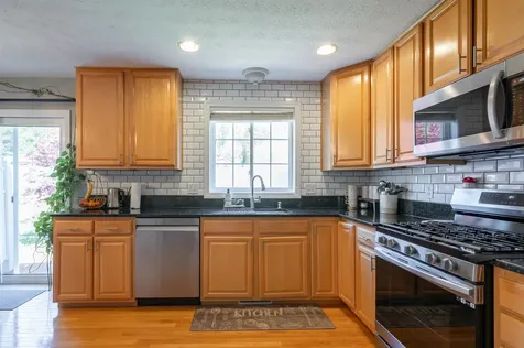 17 Georgetown Drive Nashua NH 03062