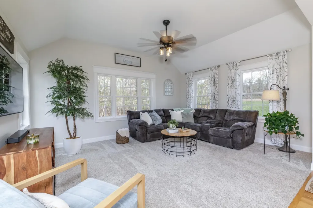 28 Mcevoy Lane Epsom NH 03234