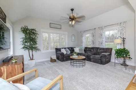 28 Mcevoy Lane Epsom NH 03234