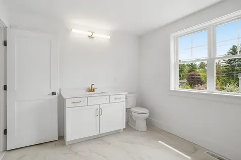 68 Farmington Road Nashua NH 03060