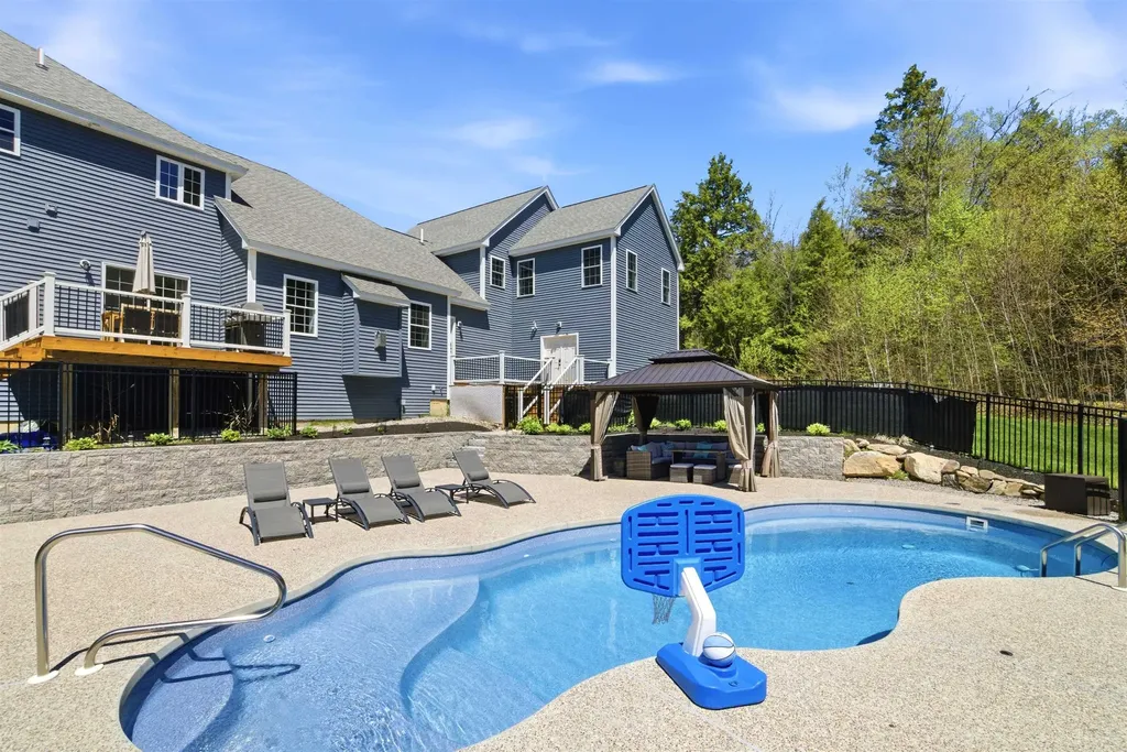 84 Juniper Circle Auburn NH 03032