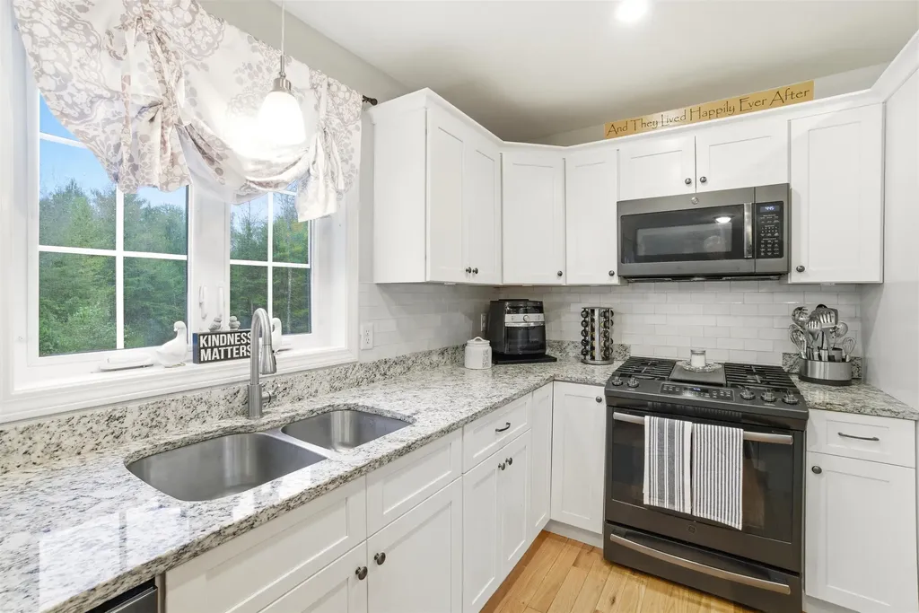 84 Juniper Circle Auburn NH 03032