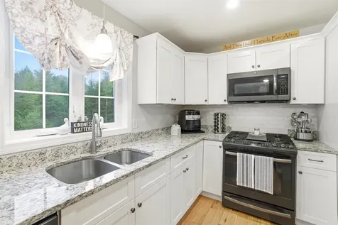 84 Juniper Circle Auburn NH 03032