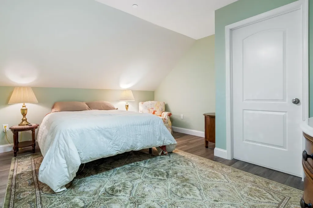 18 Steele Road Derry NH 03038