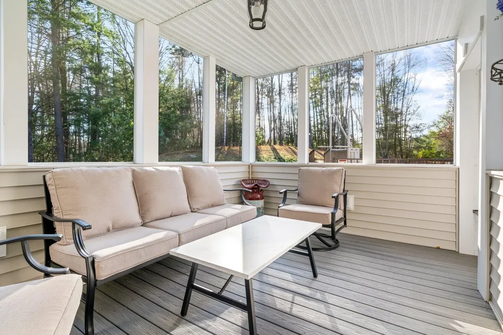 18 Steele Road Derry NH 03038