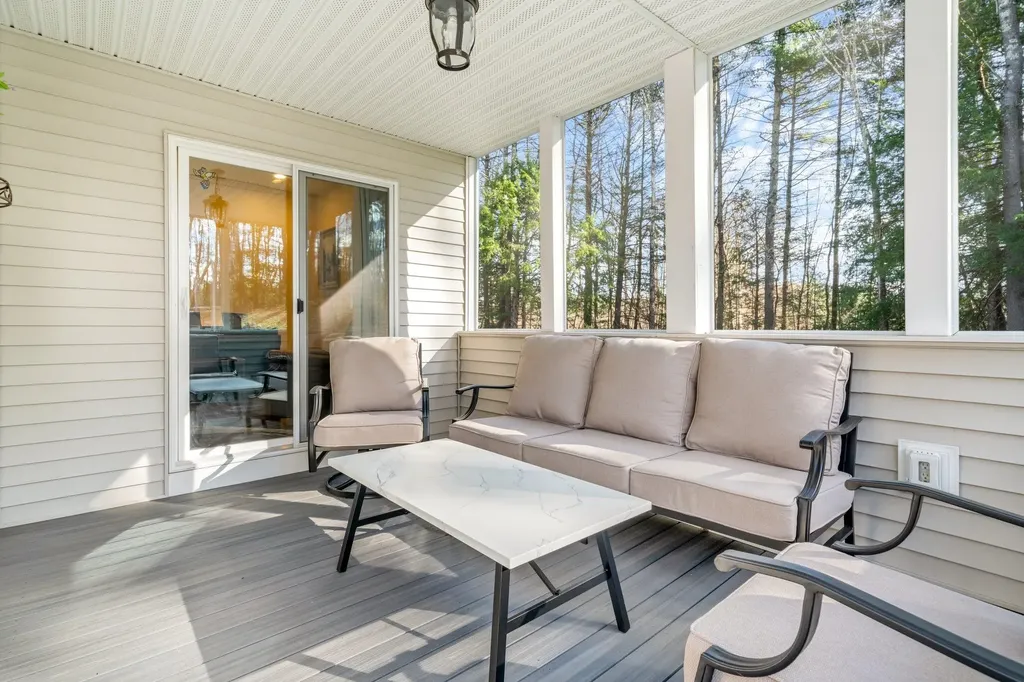 18 Steele Road Derry NH 03038